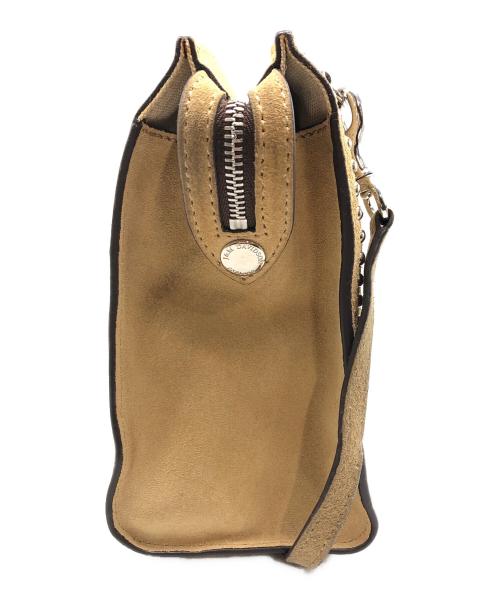 J&M DAVIDSON（ジェイ＆エム デヴィッドソン）J&M DAVIDSON (ジェイ＆エム デヴィッドソン) スタッズデザインスウェードショルダーバッグ ベージュの古着・服飾アイテム