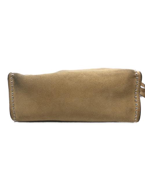 J&M DAVIDSON（ジェイ＆エム デヴィッドソン）J&M DAVIDSON (ジェイ＆エム デヴィッドソン) スタッズデザインスウェードショルダーバッグ ベージュの古着・服飾アイテム