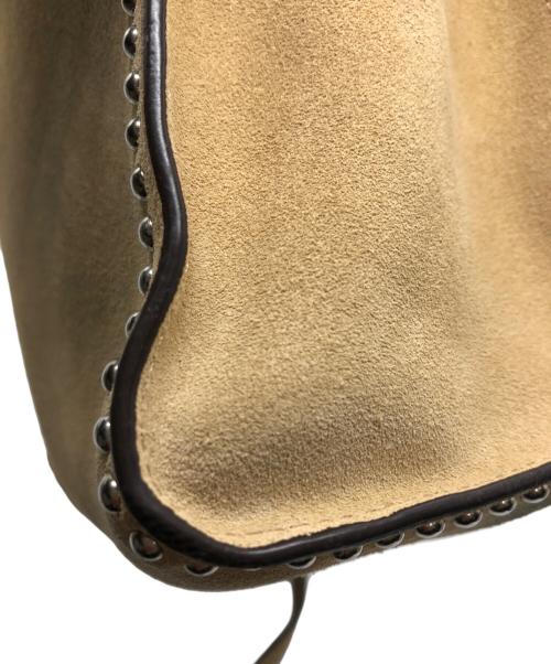 J&M DAVIDSON（ジェイ＆エム デヴィッドソン）J&M DAVIDSON (ジェイ＆エム デヴィッドソン) スタッズデザインスウェードショルダーバッグ ベージュの古着・服飾アイテム