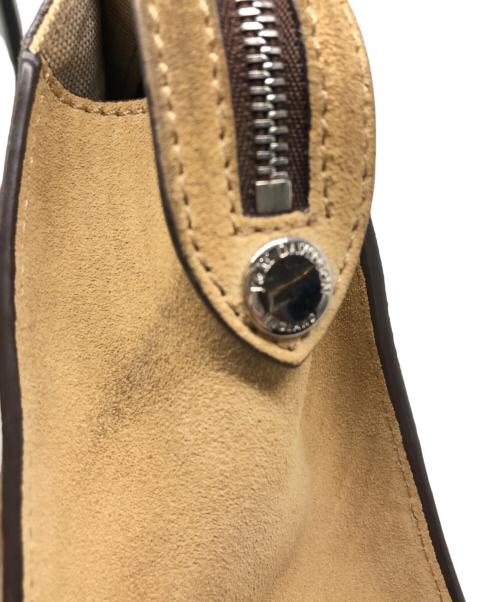 J&M DAVIDSON（ジェイ＆エム デヴィッドソン）J&M DAVIDSON (ジェイ＆エム デヴィッドソン) スタッズデザインスウェードショルダーバッグ ベージュの古着・服飾アイテム