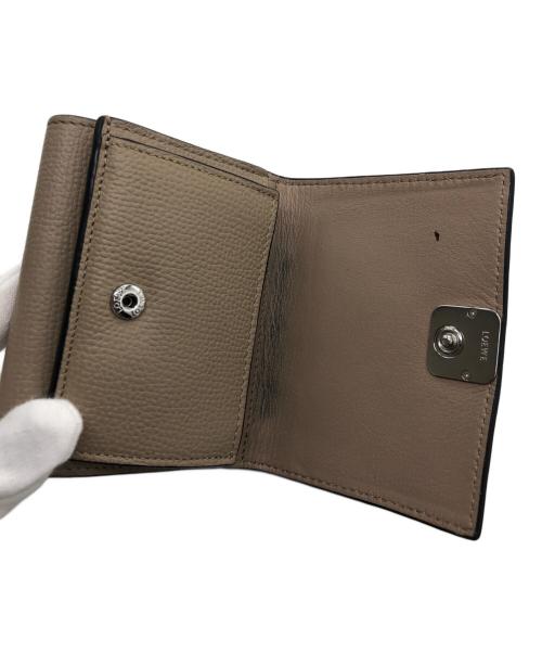 LOEWE（ロエベ）LOEWE (ロエベ) アナグラムトライフォールドウォレット ベージュの古着・服飾アイテム