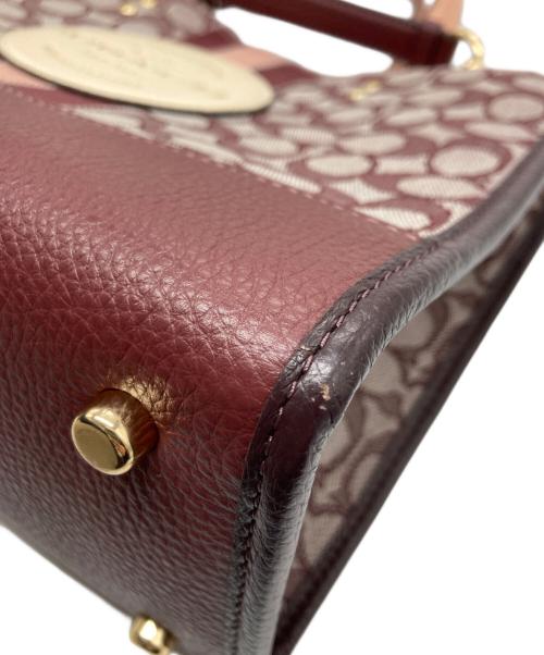COACH（コーチ）COACH (コーチ) デンプシー キャリーオール シグネチャー ジャカード ウィズ ストライプ アンド コーチ パッチ レッドの古着・服飾アイテム