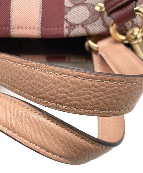 COACH（コーチ）COACH (コーチ) デンプシー キャリーオール シグネチャー ジャカード ウィズ ストライプ アンド コーチ パッチ レッドの古着・服飾アイテム