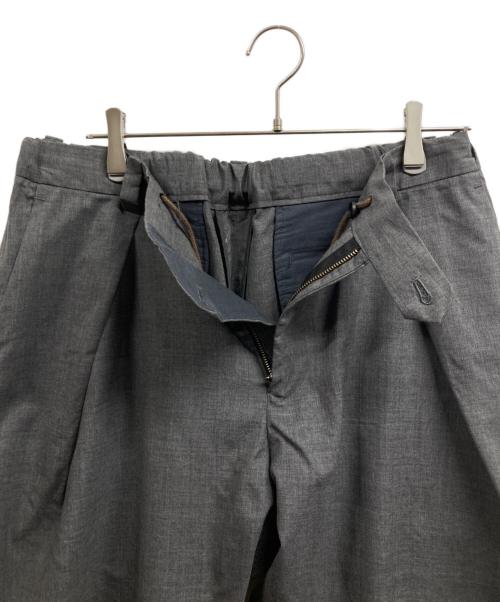 COLINA（コリーナ）COLINA (コリーナ) EASY TUCK PANTS / WASHABLE WOOL TROPICAL CLOTH グレー サイズ:Lの古着・服飾アイテム
