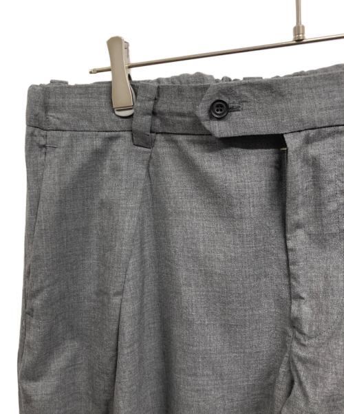 COLINA（コリーナ）COLINA (コリーナ) EASY TUCK PANTS / WASHABLE WOOL TROPICAL CLOTH グレー サイズ:Lの古着・服飾アイテム
