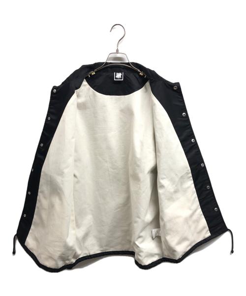 UNDEFEATED（アンディフィーテッド）UNDEFEATED (アンディフィーテッド) UACTP STENCIL COACHES JACKET ブラック サイズ:Lの古着・服飾アイテム