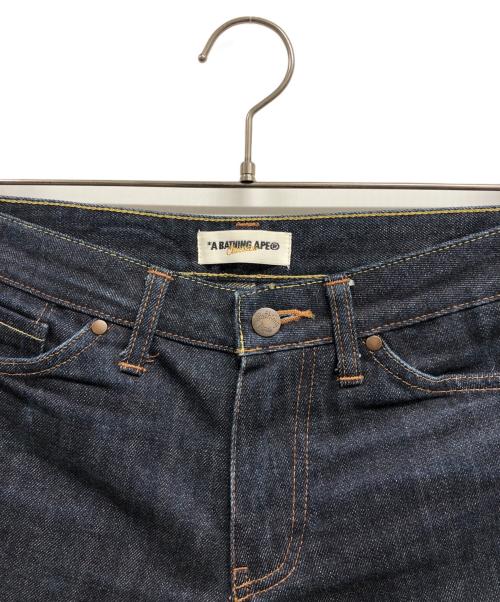 A BATHING APE（ア ベイシング エイプ）A BATHING APE (ア ベイシング エイプ) バック刺繍デニムパンツ インディゴ サイズ:XSの古着・服飾アイテム