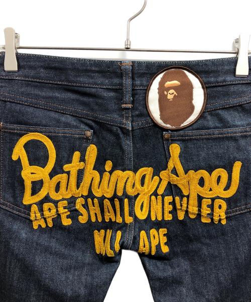 A BATHING APE（ア ベイシング エイプ）A BATHING APE (ア ベイシング エイプ) バック刺繍デニムパンツ インディゴ サイズ:XSの古着・服飾アイテム