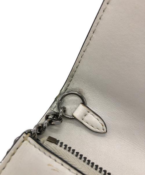 JIMMY CHOO（ジミーチュウ）JIMMY CHOO (ジミーチュウ) フラットスタースタッズ付 チェーンミニバッグ ホワイトの古着・服飾アイテム