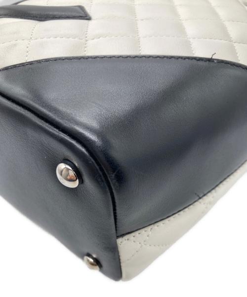 CHANEL（シャネル）CHANEL (シャネル) カンボンラインハンドバッグ ホワイト×ブラックの古着・服飾アイテム