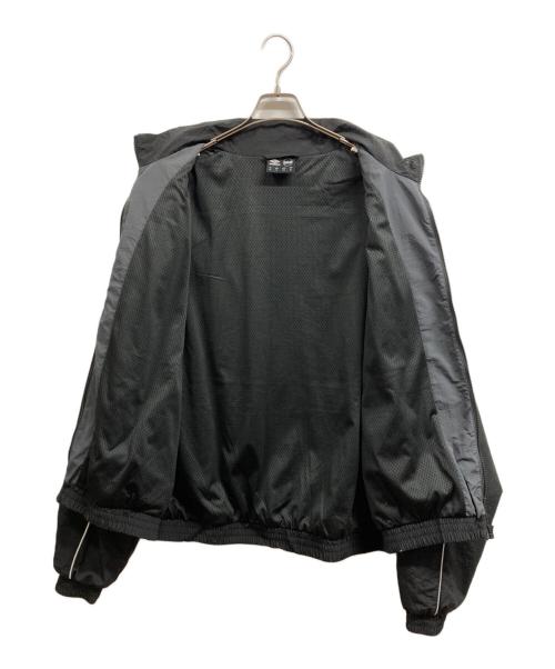 UMBRO（アンブロ）UMBRO (アンブロ) BOILER ROOM (ボイラールーム) Shell Jacket ブラック×グレー サイズ:XLの古着・服飾アイテム