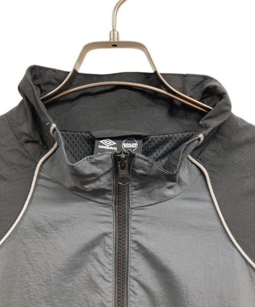 UMBRO（アンブロ）UMBRO (アンブロ) BOILER ROOM (ボイラールーム) Shell Jacket ブラック×グレー サイズ:XLの古着・服飾アイテム