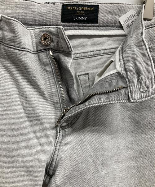 DOLCE & GABBANA（ドルチェ＆ガッバーナ）DOLCE & GABBANA (ドルチェ＆ガッバーナ) バッグプレートスキニーデニムパンツ グレー サイズ:50の古着・服飾アイテム