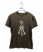 FENDIフェンディ）の古着「ラガーフェルドビジューカリートロゴTシャツ」｜ブラウン