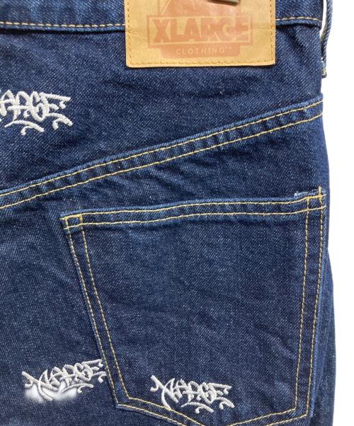 X-LARGE（エクストララージ）X-LARGE (エクストララージ) ALLOVER LOGO DENIM PANTS インディゴ サイズ:32の古着・服飾アイテム