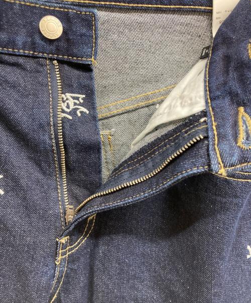 X-LARGE（エクストララージ）X-LARGE (エクストララージ) ALLOVER LOGO DENIM PANTS インディゴ サイズ:32の古着・服飾アイテム