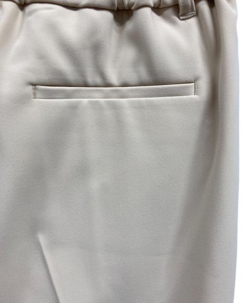INDIVI（インディヴィ）INDIVI (インディヴィ) ストレッチタックテーパードパンツ ベージュ サイズ:M 未使用品の古着・服飾アイテム