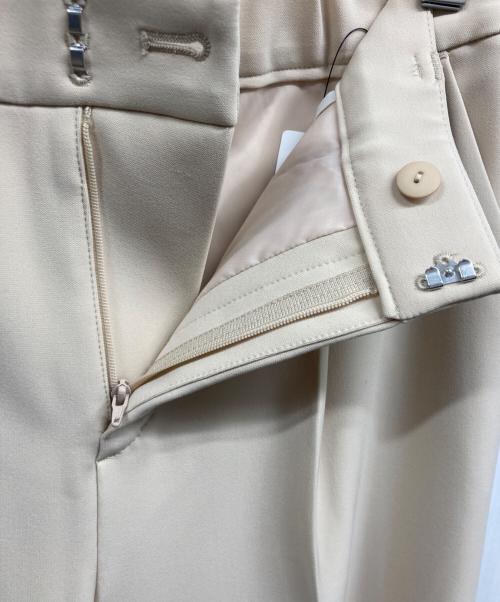INDIVI（インディヴィ）INDIVI (インディヴィ) ストレッチタックテーパードパンツ ベージュ サイズ:M 未使用品の古着・服飾アイテム