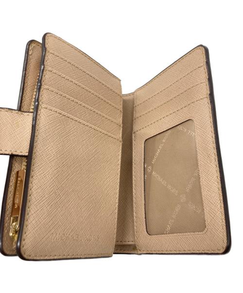 MICHAEL KORS（マイケルコース）MICHAEL KORS (マイケルコース) 2つ折り財布 ベージュの古着・服飾アイテム