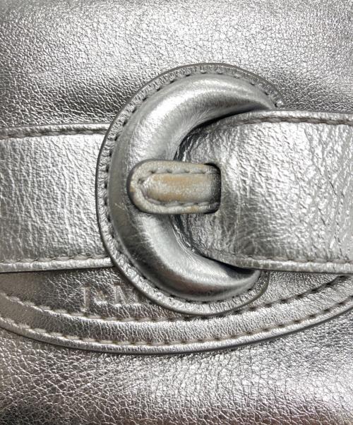 J&M DAVIDSON（ジェイ＆エム デヴィッドソン）J&M DAVIDSON (ジェイ＆エム デヴィッドソン) ショルダーバッグ シルバーの古着・服飾アイテム