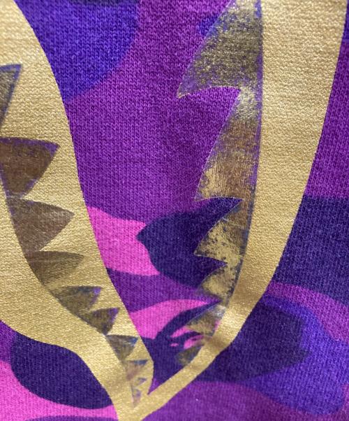 A BATHING APE（アベイシングエイプ）A BATHING APE (アベイシングエイプ) CAMO SHARK CREWNECK パープル サイズ:Mの古着・服飾アイテム