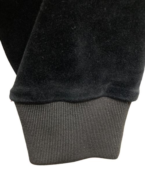 BlackEyePatch（ブラックアイパッチ）BlackEyePatch (ブラックアイパッチ) スクリプト ロゴ コラレッド ベロア プルオーバー ブラック サイズ:Lの古着・服飾アイテム