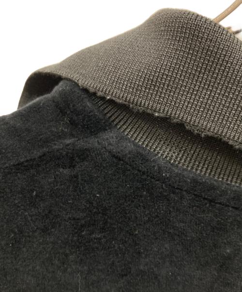 BlackEyePatch（ブラックアイパッチ）BlackEyePatch (ブラックアイパッチ) スクリプト ロゴ コラレッド ベロア プルオーバー ブラック サイズ:Lの古着・服飾アイテム