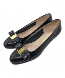 Salvatore Ferragamo（サルヴァトーレ フェラガモ）の古着「ヴァラリボンクロコ型押しパンプス」｜ブラック