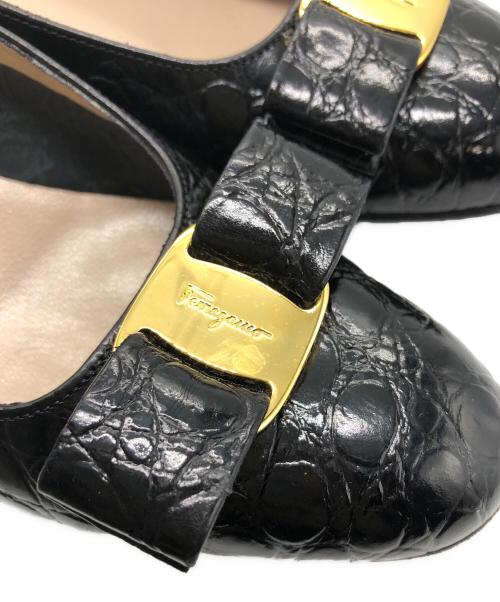 Salvatore Ferragamo（サルヴァトーレ フェラガモ）Salvatore Ferragamo (サルヴァトーレ フェラガモ) ヴァラリボンクロコ型押しパンプス ブラック サイズ:7Cの古着・服飾アイテム
