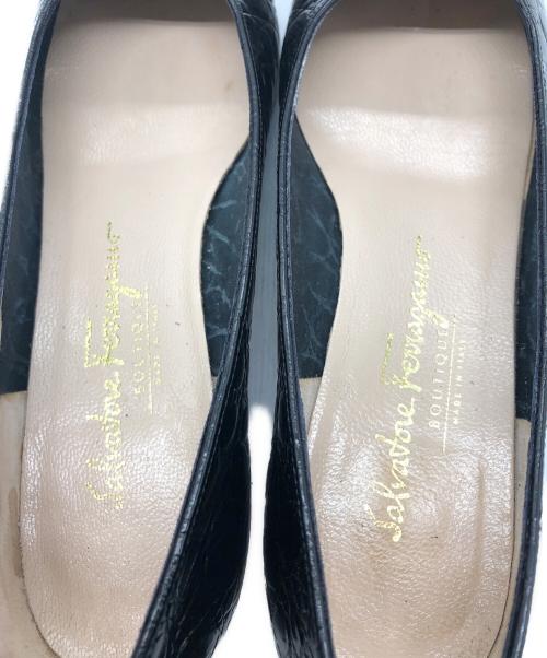 Salvatore Ferragamo（サルヴァトーレ フェラガモ）Salvatore Ferragamo (サルヴァトーレ フェラガモ) ヴァラリボンクロコ型押しパンプス ブラック サイズ:7Cの古着・服飾アイテム