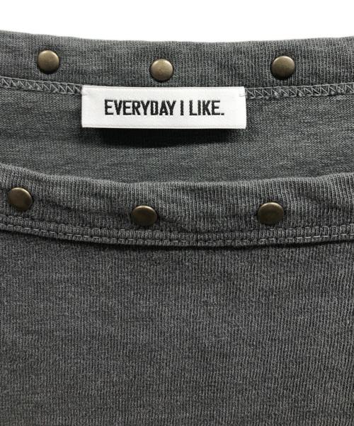 EVERYDAY I LIKE.（エヴリデイ アイ ライク）EVERYDAY I LIKE. (エヴリデイ アイ ライク) スタッズ Tシャツ グレー サイズ:ＦＲＥＥの古着・服飾アイテム