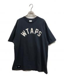 WTAPS（ダブルタップス）の古着「SNEAK アーチロゴ Tシャツ/WTAPS」｜ネイビー