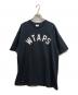 WTAPS（ダブルタップス）の古着「SNEAK アーチロゴ Tシャツ/WTAPS」｜ネイビー