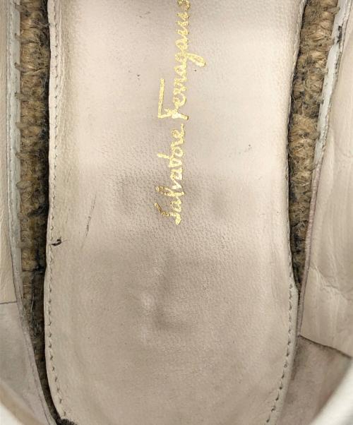 Salvatore Ferragamo（サルヴァトーレ フェラガモ）Salvatore Ferragamo (サルヴァトーレ フェラガモ) スリッポン ホワイト サイズ:6 1/2の古着・服飾アイテム