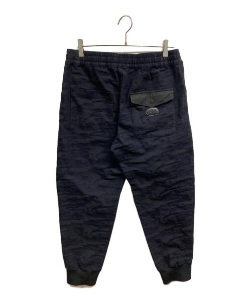 ARMANI EXCHANGE（アルマーニ エクスチェンジ）ARMANI EXCHANGE (アルマーニ エクスチェンジ) カモフラージュ柄デニムパンツ ネイビー サイズ:32の古着・服飾アイテム
