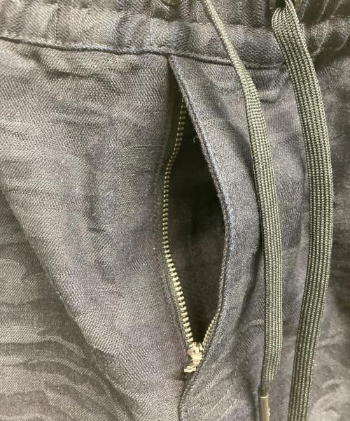ARMANI EXCHANGE（アルマーニ エクスチェンジ）ARMANI EXCHANGE (アルマーニ エクスチェンジ) カモフラージュ柄デニムパンツ ネイビー サイズ:32の古着・服飾アイテム