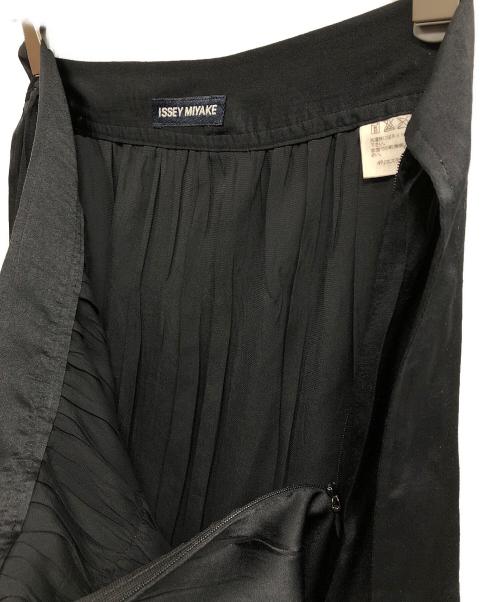 ISSEY MIYAKE（イッセイミヤケ）ISSEY MIYAKE (イッセイミヤケ) サテンプリーツスカート ブラック サイズ:1の古着・服飾アイテム