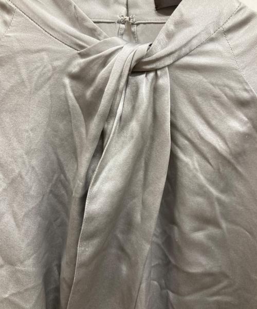 TOMORROW LAND collection（トゥモローランドコレクション）TOMORROW LAND collection (トゥモローランドコレクション) ウォッシャブルサテン フロントタイブラウス グレー サイズ:36の古着・服飾アイテム