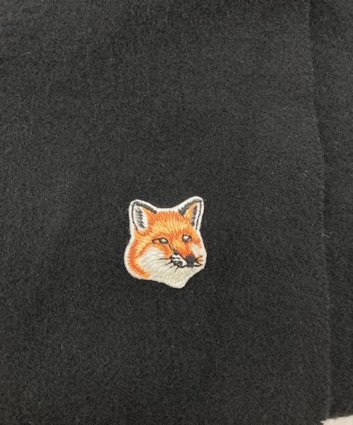 maison kitsune（メゾンキツネ）MAISON KITSUNE (メゾンキツネ) フォックスヘッドロゴ 大判ストール/MAISON KITSUNE ブラックの古着・服飾アイテム
