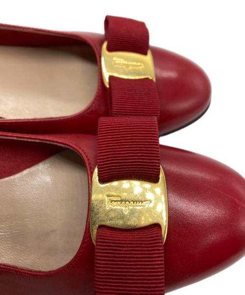 Salvatore Ferragamo（サルヴァトーレ フェラガモ）Salvatore Ferragamo (サルヴァトーレ フェラガモ) ヴァラリボンパンプス/	Salvatore Ferragamo レッド サイズ:7の古着・服飾アイテム