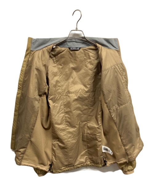 ARC'TERYX（アークテリクス）ARC'TERYX (アークテリクス) アトム ジャケット/ARC'TERYX カーキベージュ・ベージュ サイズ:S/Pの古着・服飾アイテム