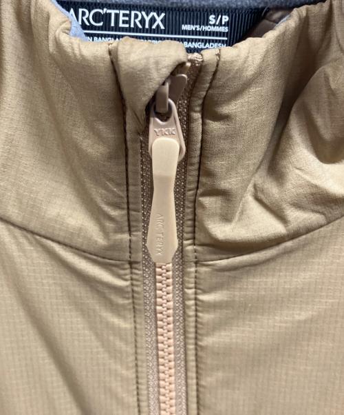ARC'TERYX（アークテリクス）ARC'TERYX (アークテリクス) アトム ジャケット/ARC'TERYX カーキベージュ・ベージュ サイズ:S/Pの古着・服飾アイテム