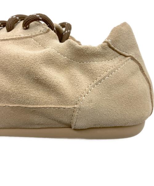 6cRAyon（シックスクレヨン）6CRAYON (シックスクレヨン) THIN-SOLE TABI SNEAKERS ベージュ サイズ:US6.5の古着・服飾アイテム