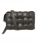 BOTTEGA VENETAボッテガベネタ）の古着「マキシイントレチャート パデットカセット レザーショルダーバッグ」｜ダークブラウン