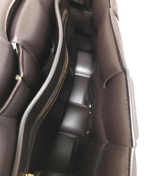 BOTTEGA VENETA（ボッテガベネタ）BOTTEGA VENETA (ボッテガベネタ) マキシイントレチャート パデットカセット レザーショルダーバッグ ダークブラウンの古着・服飾アイテム