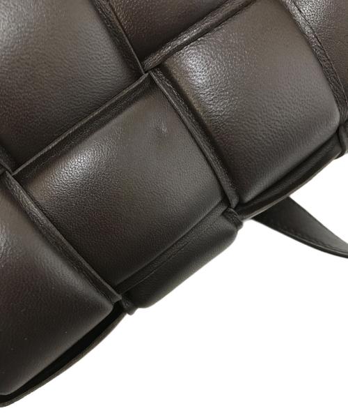BOTTEGA VENETA（ボッテガベネタ）BOTTEGA VENETA (ボッテガベネタ) マキシイントレチャート パデットカセット レザーショルダーバッグ ダークブラウンの古着・服飾アイテム