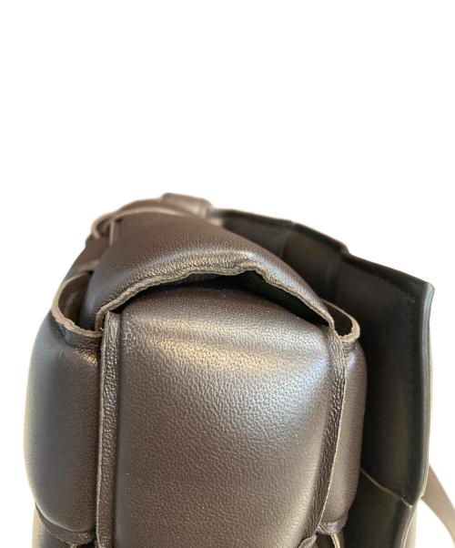 BOTTEGA VENETA（ボッテガベネタ）BOTTEGA VENETA (ボッテガベネタ) マキシイントレチャート パデットカセット レザーショルダーバッグ ダークブラウンの古着・服飾アイテム