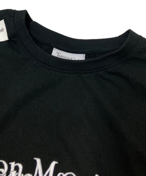 Maison Margiela（メゾンマルジェラ）Maison Margiela (メゾンマルジェラ) Tommy Cash (トミーキャッシュ) ロゴ刺繍Tシャツ ブラック サイズ:Mの古着・服飾アイテム