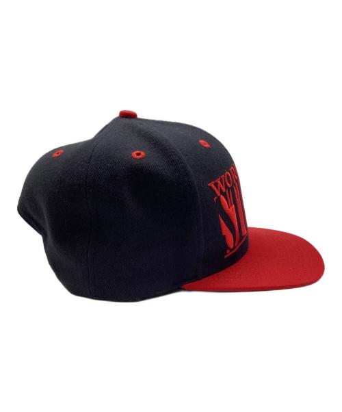 stussy（ステューシー）stussy (ステューシー) ロゴ刺繍キャップ ネイビー×レッドの古着・服飾アイテム