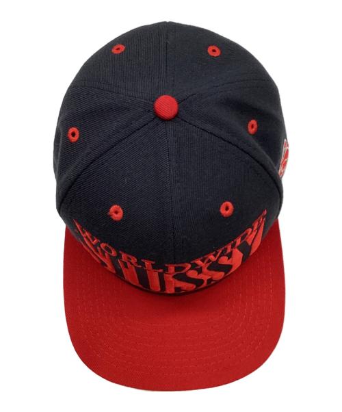 stussy（ステューシー）stussy (ステューシー) ロゴ刺繍キャップ ネイビー×レッドの古着・服飾アイテム